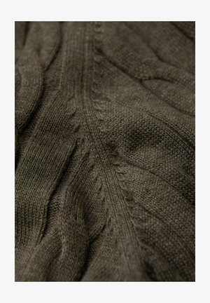 Tessuto a maglia di un verde oliva scuro con motivi a treccia testurizzati e finitura liscia. Materiale morbido che si drappeggia con dettagli di cucitura visibili.