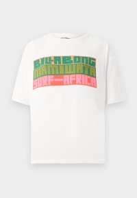 Balts īsām piedurknēm t-krekls ar retro bloka tekstu "BILLABONG MAMIWATA SURF AFRICA" oranžā, zaļā un rozā krāsā.