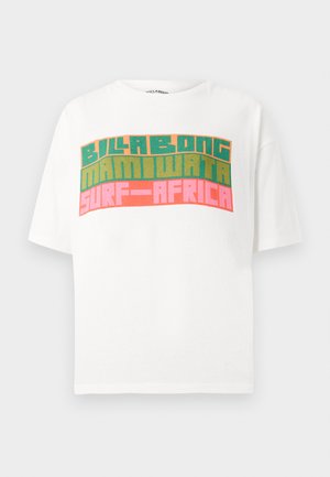 Balts īsām piedurknēm t-krekls ar retro bloka tekstu "BILLABONG MAMIWATA SURF AFRICA" oranžā, zaļā un rozā krāsā.