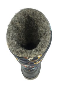 Zwarte waterdichte boot met een kleurrijk nautisch patroon, zachte grijze fleece voering, ronde top en stevige rubberen zool.