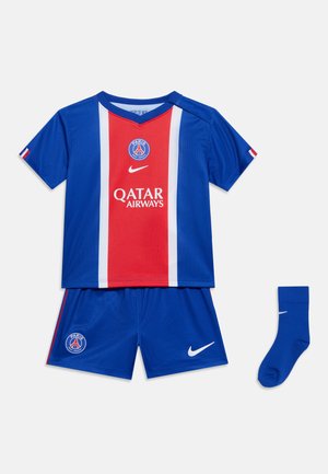 Équipement de football jeune Paris Saint-Germain bleu, rouge et blanc avec maillot, short et une seule chaussette bleue, avec logos de l'équipe et Nike.