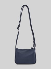 Geantă crossbody din piele bleumarin, cu curea lungă și reglabilă, formă dreptunghiulară și design simplu, minimalist, pe un fundal gri deschis.