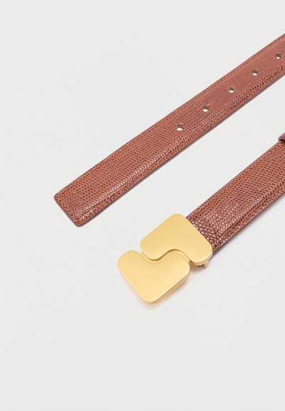 Καφέ δερμάτινη ζώνη με υφή, πολλαπλές τρύπες και ματ χρυσή ορθογώνια αγκράφα σε λευκό φόντο.