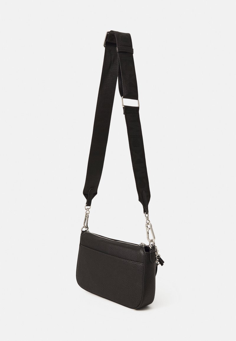 Schwarze Leder-Crossbody-Tasche mit strukturierter Oberfläche, abnehmbarem Schulterriemen, silbernem Beschlägen und einem Reißverschluss-Hauptfach.