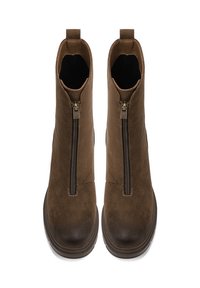 Stivaletti marroni in suede con finitura liscia, dotati di chiusura con zip e punta rotonda, con suola in gomma a contrasto.