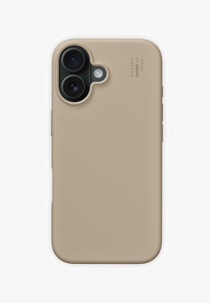 Beige smartphoneetui med en glat overflade, udskæringer til dualkameraer og en afrundet profil. Har prægede brandoplysninger på siden.