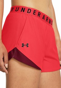 Under Armour PLAY UP  - Pantalón corto de deporte - racer red