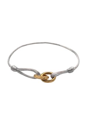 Pulsera fina de plata con dos eslabones de oro entrelazados en el centro, asegurada por lazos de alambre de plata envueltos a cada lado.