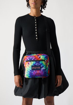 Jansport tie-dye schoudertas in levendige kleuren met een ritsvak en verstelbare band, voorzien van een merkembleem op de voorkant.