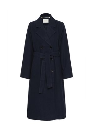 Marineblauwe trenchcoat met een dubbelknopssluiting, grote kraag, tailleband en lange mouwen. Stof lijkt textuur te hebben en is zacht.