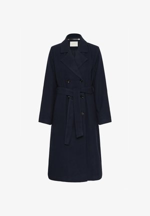 Mornarski plavi trench kaput s dvostrukim kopčanjem, velikim ovratnikom, pojasom u struku i dugim rukavima. Tkanina izgleda teksturirano i meko.