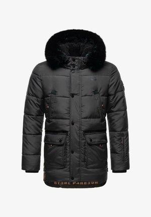 Chaqueta acolchada negra con capucha de piel sintética, textura acolchada, múltiples bolsillos y cierres de botón. Presenta logo y marca en el dobladillo.