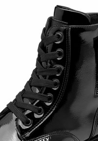 s.Oliver Šņorējami puszābaki - black patent