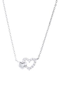 Zilveren halsketting met twee verstrengelde hartpendanten; één massief en één versierd met heldere kristallen. De ketting heeft een schakeldesign.