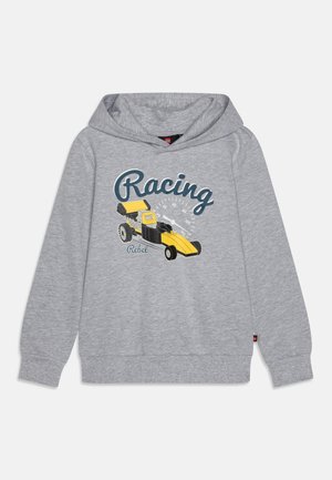Hoodie gris avec un graphique de voiture de course jaune et noir, le mot "Racing" au-dessus et "Rebel" en dessous de la voiture à l'avant.