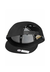 Schwarze Mütze mit flachem Schirm, aus strukturiertem Stoff, mit verstellbarem Riemen und einem Innenfutter mit Markenlogo, das ein weißes Logo-Detail innen zeigt.