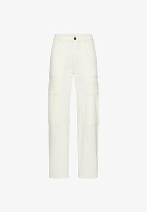 Beżowe, proste spodnie typu cargo z wieloma bocznymi kieszeniami, szlufkami na pasek oraz zapięciem na guziki i zamek z przodu.