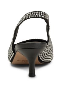Schwarze Absatzsandale mit einem mit Kristallen verzierten Obermaterial, das einen geschwungenen Riemen und einen verjüngten Absatz aufweist. Glattes Material mit dekorativen Mustern.