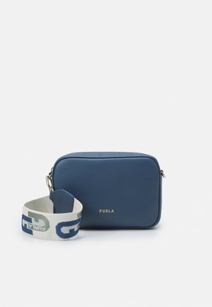 Blå Furla læder crossover taske med bredt hvidt og blåt justerbart bånd med abstrakte G-mønstre.