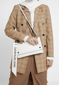 Calvin Klein Jeans Borsa a tracolla - white