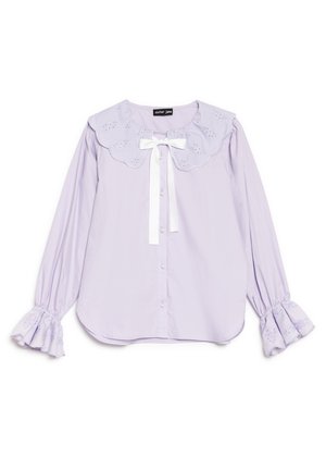 Lavendli pikkade varrukatega pluus lainelise pitskraega, valge paelavibu, nööbitav ees ja pitsist volangidega varrukasäärtega.