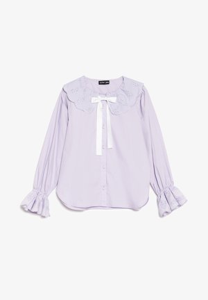 Μπλούζα με μακριά μανίκια από λεβάντα, με δαντελωτό γιακά από δαντέλα, λευκό φιόγκο από κορδέλα, κουμπιά μπροστά και βολάν στα μανίκια από δαντέλα.