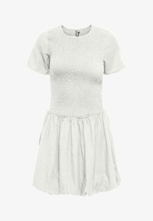 Lysegrå kjole med korte ærmer, smock-fitted krop og rynket skørt, lavet af blødt stof, med synligt mærke indeni ved halsudskæringen.