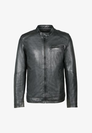 Zwarte leren jas met een staande kraag, ritssluiting aan de voorkant en een ritszak op de borst. Gladde textuur met minimale stikdetails.