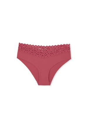 Sous-vêtement en coton rouge avec une bordure en dentelle le long de la ceinture, présentant une texture lisse et un design classique de slip.