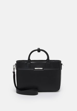 Czarna, prostokątna skórzana torebka z krótkimi uchwytami, odpinanym paskiem na ramię oraz metalową tabliczką z logo na froncie.