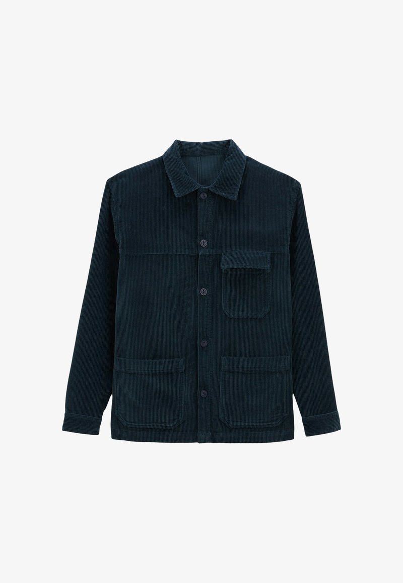 Veste en velours côtelé vert foncé avec une fermeture à boutons, un col et deux grandes poches avant. Elle présente une poche sur la poitrine et une texture en côtes.