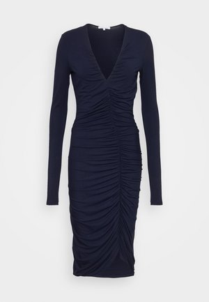 Granatowa sukienka midi z długim rękawem, głębokim dekoltem w kształcie litery V i marszczeniem wzdłuż przodu oraz środkowego szwu.
