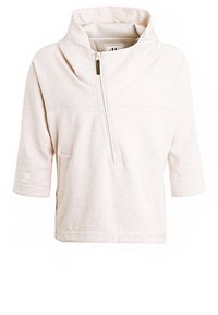 Sudadera gris claro con un alto cuello, media cremallera en la parte delantera, mangas cortas y un bolsillo frontal. Textura suave con un diseño simple y limpio.