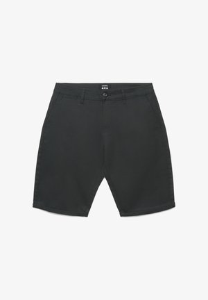 Pantaloncini neri casual fino al ginocchio con passanti per cintura, chiusura frontale con bottoni e tasche laterali, mostrati su sfondo bianco.