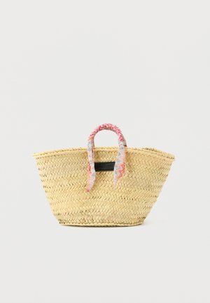 Borsa a mano in paglia intrecciata con manici corti avvolti in tessuto multicolore a zigzag e una piccola etichetta nera sul davanti.