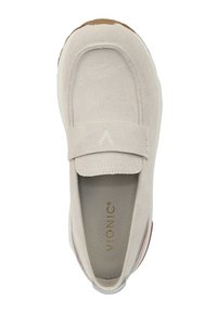 Scarpa slip-on in suede beige chiaro con punta arrotondata, texture morbida e suola in gomma marrone. Presenta una fascetta piatta che attraversa il collo del piede.