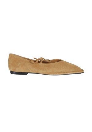 Scarpa piatta in camoscio marrone chiaro con punta affilata e dettaglio di lacci sulla parte superiore, con suola sottile nera e tacco basso.
