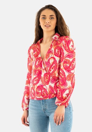 Blusa a maniche lunghe con scollatura a V profonda, caratterizzata da un motivo paisley rosa su uno sfondo chiaro, realizzata in tessuto leggero con polsini elasticizzati.