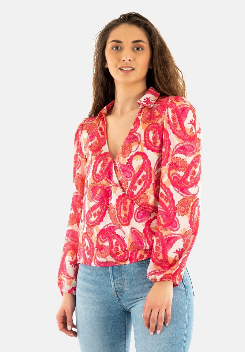 Blusa de manga larga con escote en V profundo, con un patrón de paisley rosa sobre un fondo claro, fabricada en una tela ligera con puños elásticos.