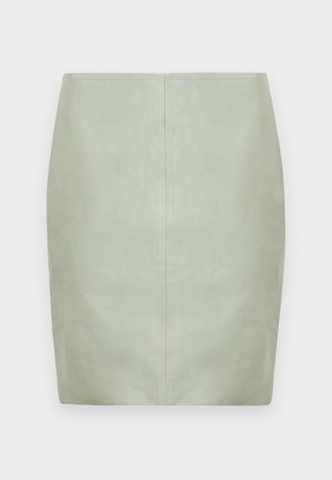 Fustă mini din piele verde mentă cu croială strâmtă, având un design curat și o cusătură centrală în partea din spate. Textură netedă, fără accesorii vizibile.