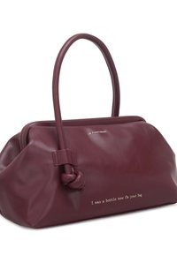 Borsa in pelle bordeaux con forma arrotondata, manico con nodo e testo in rilievo "Ero una bottiglia ora sono la tua borsa." Texture liscia.