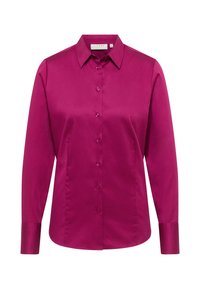 Camicia fucsia a maniche lunghe con colletto a punta, chiusura a bottoni e una superficie liscia. Presenta una leggera lucentezza e una vestibilità sagomata con orlo modellato.