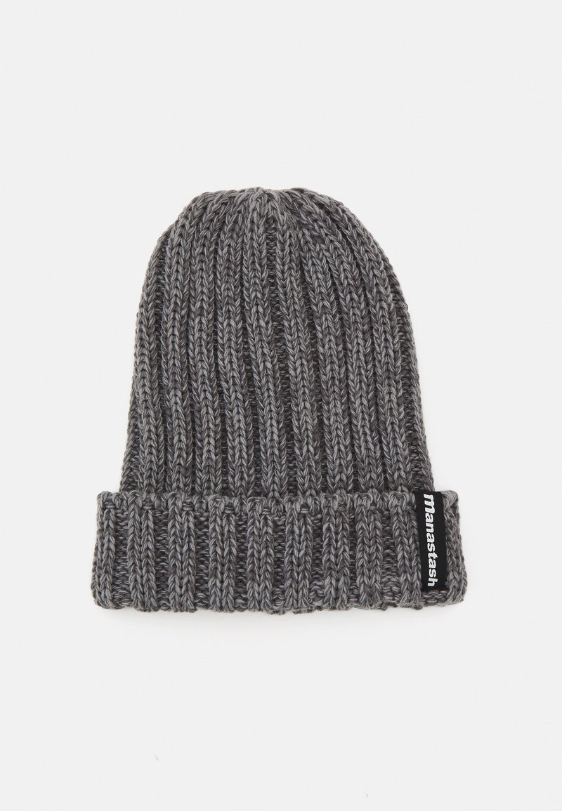 Strikket beanie i mørkegrå med ribbestruktur og brettet mansjett. Har kontrasterende sømmer og en svart etikett med hvit tekst.