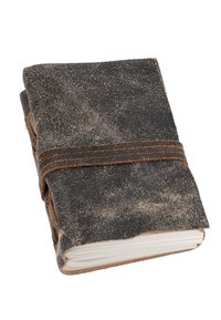 Kožený deník s texturovaným tmavě šedým povrchem, vybavený hnědým zavíráním na šňůrku. Bílé, prázdné stránky viditelné na okrajích.