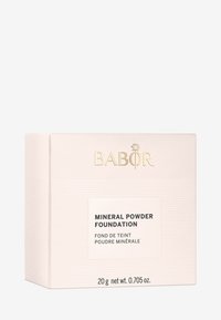 Boîte de poudre minérale pour le teint de BABOR en rose pâle avec des rayures texturées, comprenant un logo doré et des détails d'étiquettes. Poids net de 20 g.