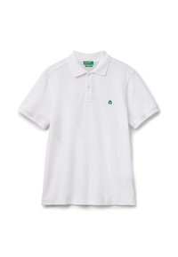 Camisa polo blanca hecha de tela suave, con cuello clásico, tapeta de tres botones, mangas cortas y un logo verde en el pecho.