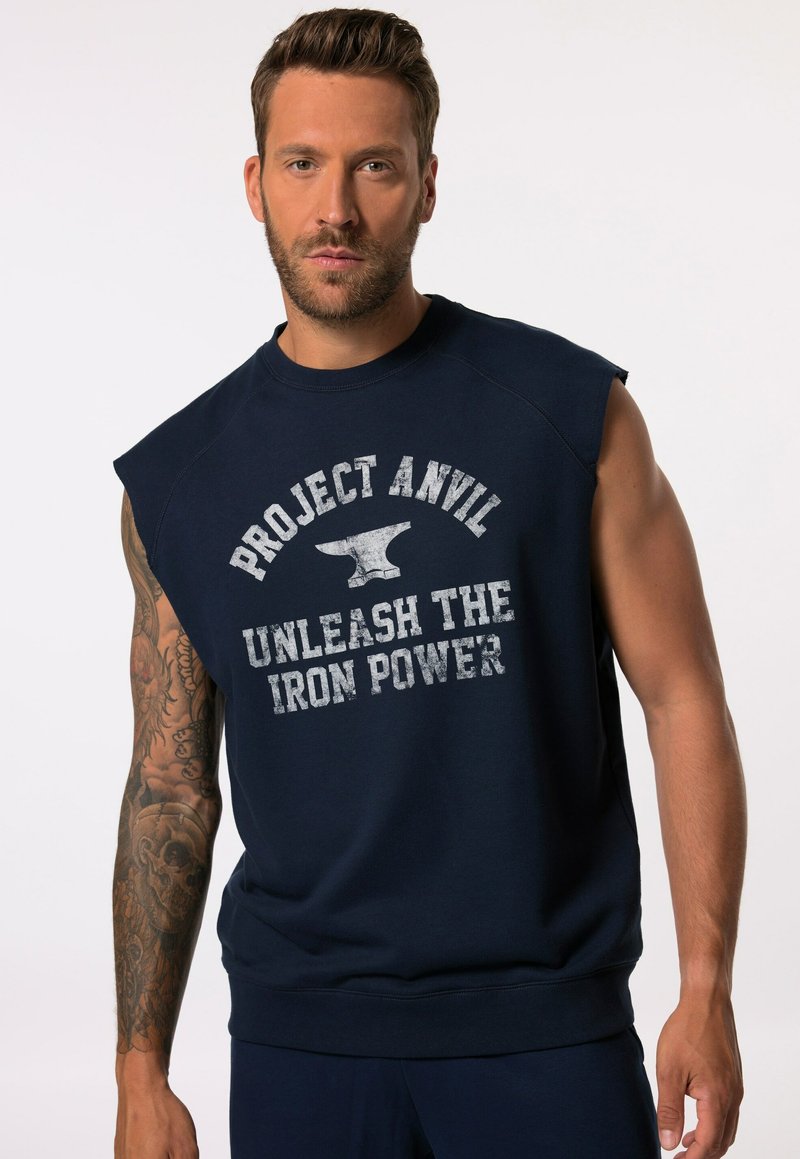 Laivastonsininen hihaton huppari, jossa lukee "PROJECT ANVIL UNLEASH THE IRON POWER" kuluneen valkoisen printin muodossa. Pehmeä rakenne, pyöreä kaula-aukko, rento istuvuus.