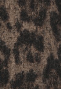 Leoprint-Stoff mit einem Farbschema in Braun und Schwarz, mit einer weichen, strukturierten Oberfläche und einem flauschigen Aussehen, die einen mehrlagigen Effekt erzeugt.