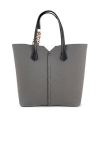 Grijze stoffen tote bag met zwarte leren handvatten, een gestructureerd ontwerp en een V-vormige bovenkant. Bevat een decoratieve stoffen accent dat aan een handvat is bevestigd.