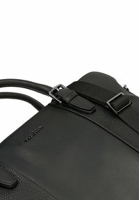 Schwarze Lederhandtasche mit strukturiertem Oberflächenmaterial, glatten Akzenten, verstellbarem Tragegurt und Metallbeschlägen. Verfügt über ein Logo auf der Vorderseite.